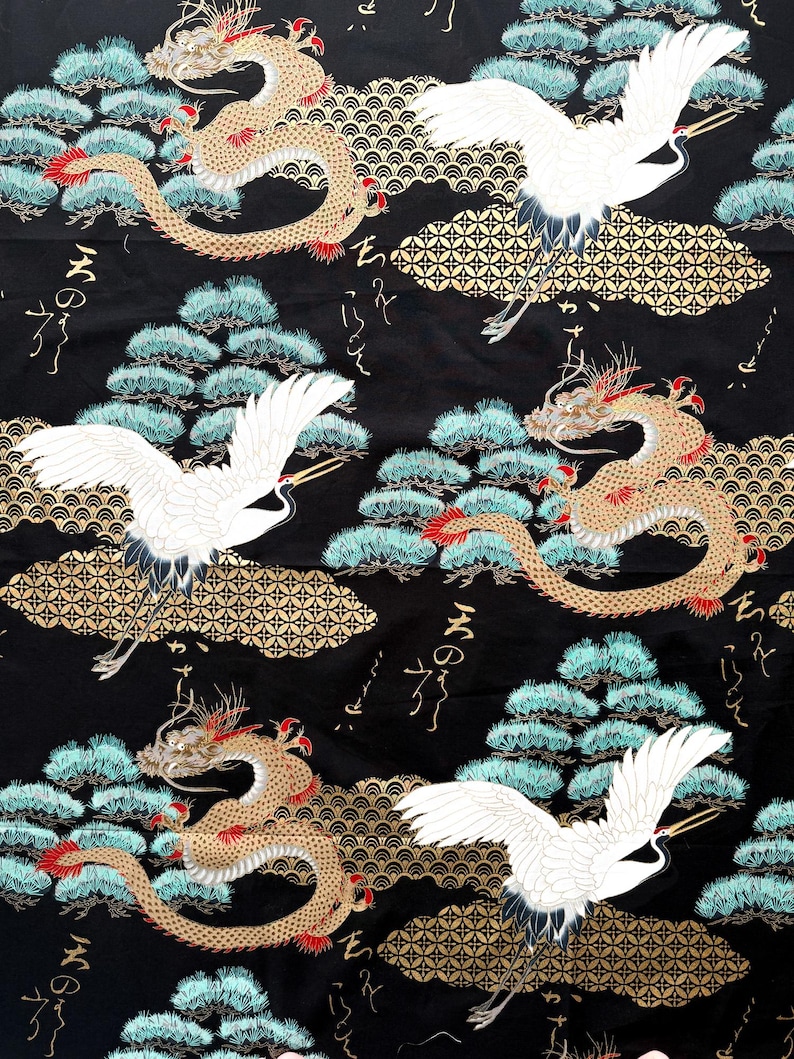 Algodón japonés – Dragón, grullas y pinos sobre fondo negro con detalles dorados / Acolchado, patchwork, costura / Tissu japonais coton noir imagen 1