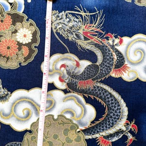 Auténtica tela japonesa de algodón - 110 cm de ancho, dragón y olas sobre azul marino / Tissu japonais coton dragon / Acolchado, kimono, costura imagen 3