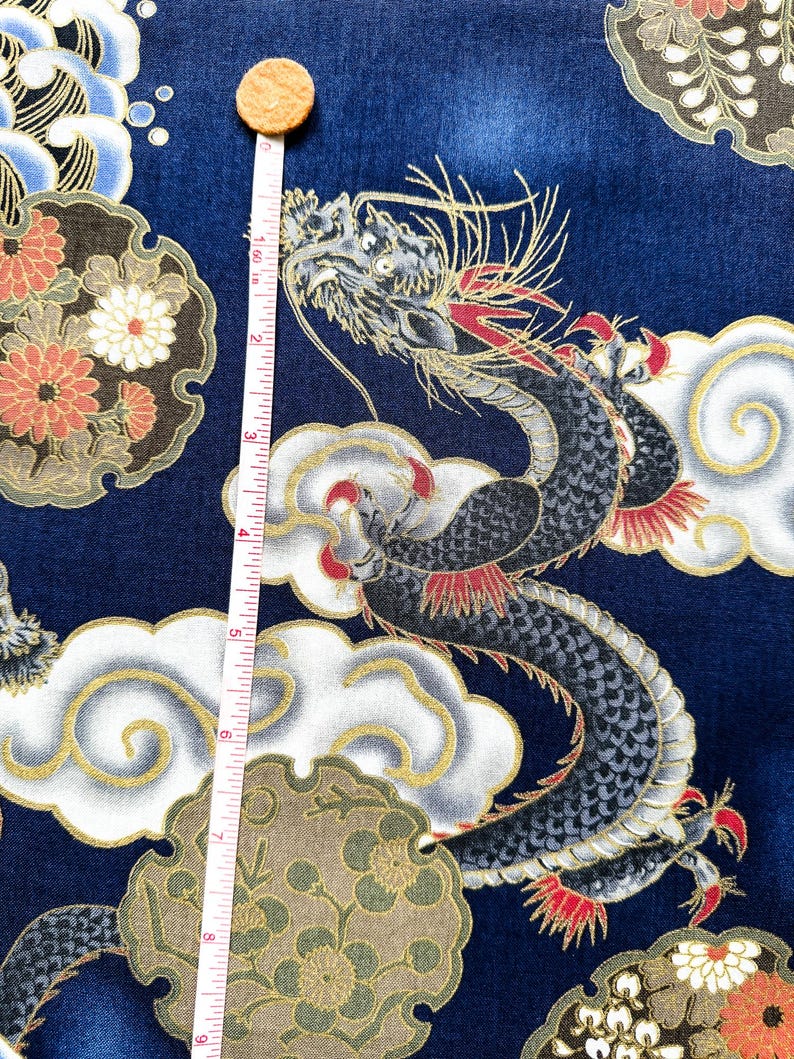 Auténtica tela japonesa de algodón - 110 cm de ancho, dragón y olas sobre azul marino / Tissu japonais coton dragon / Acolchado, kimono, costura imagen 3