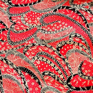 以下が含まれることがあります： 赤地に黒と金の波、花、竹の模様が描かれた布。伝統的な日本の芸術を思わせるパターンです。