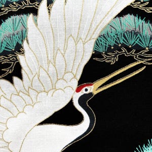Algodón japonés – Dragón, grullas y pinos sobre fondo negro con detalles dorados / Acolchado, patchwork, costura / Tissu japonais coton noir imagen 3