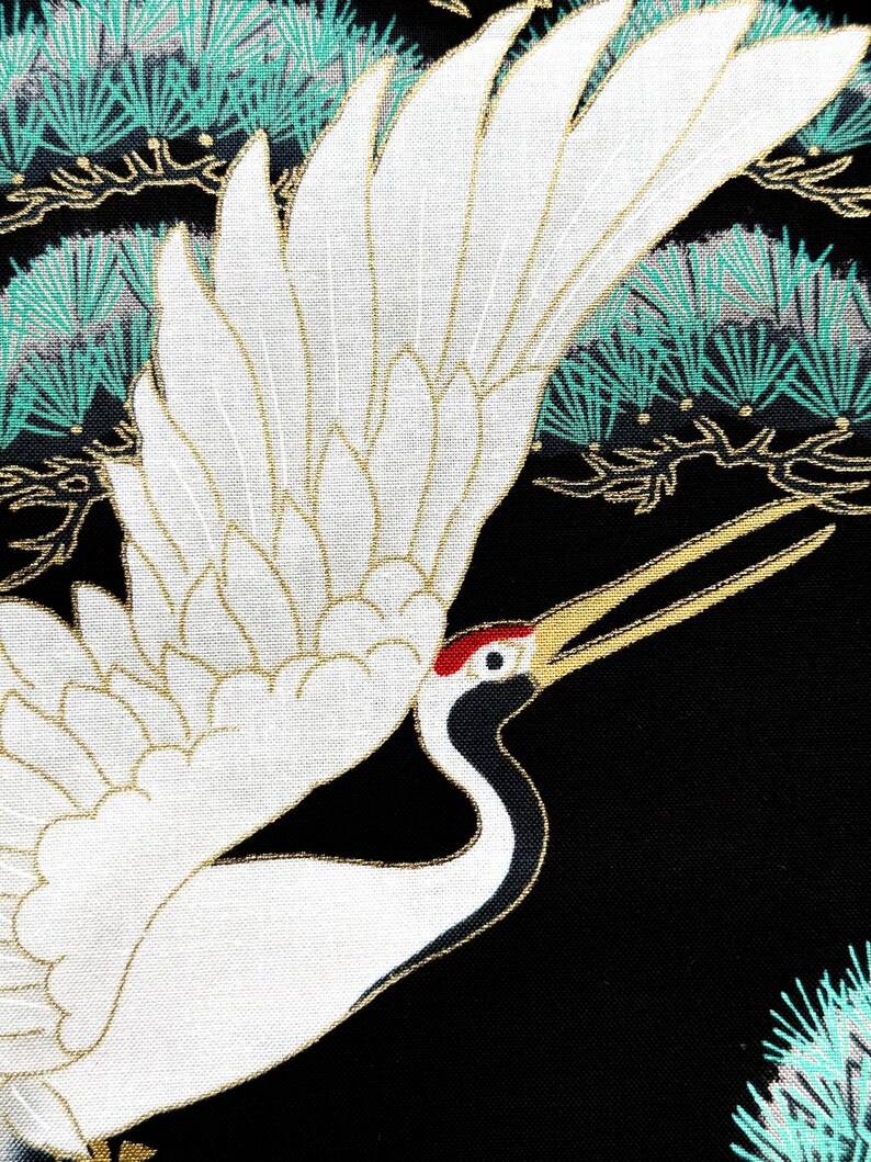 Algodón japonés – Dragón, grullas y pinos sobre fondo negro con detalles dorados / Acolchado, patchwork, costura / Tissu japonais coton noir imagen 3