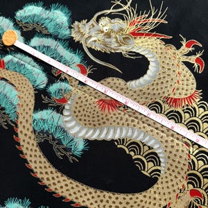 Algodón japonés – Dragón, grullas y pinos sobre fondo negro con detalles dorados / Acolchado, patchwork, costura / Tissu japonais coton noir imagen 4