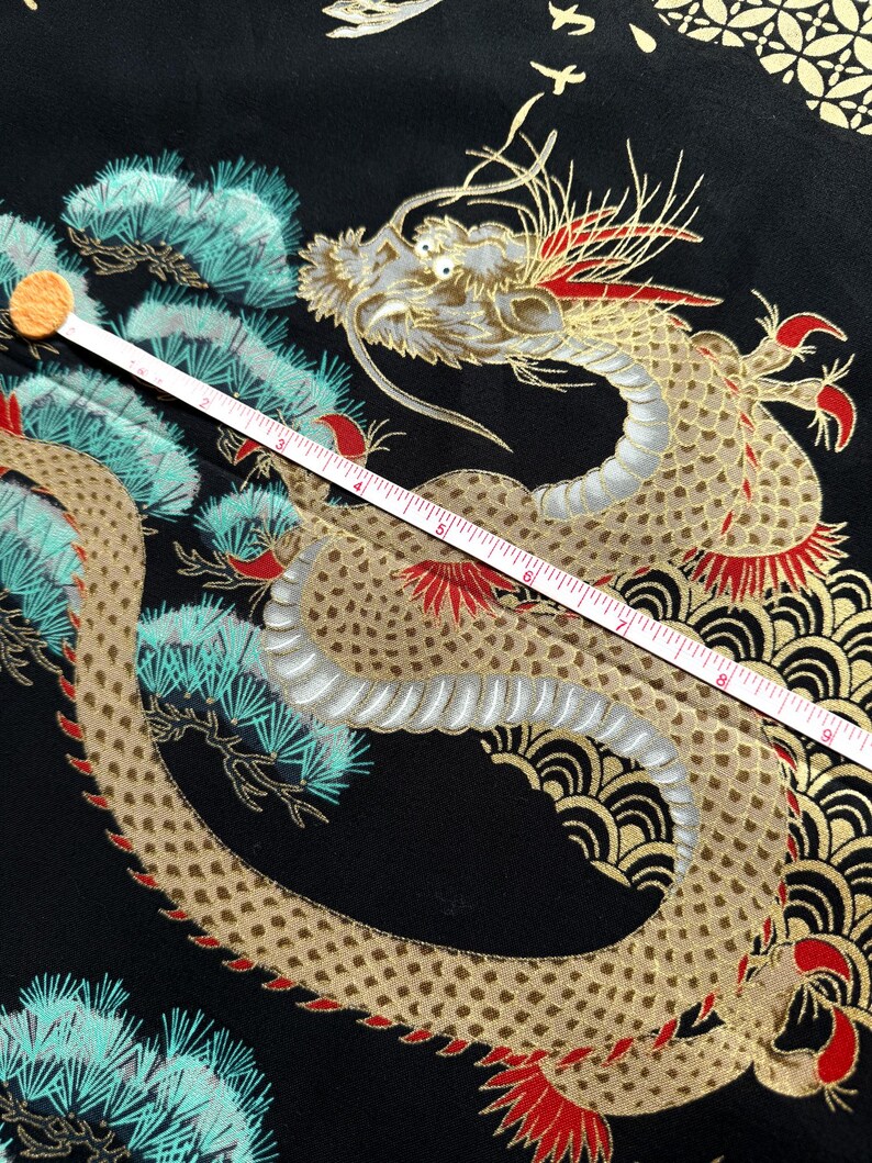 Algodón japonés – Dragón, grullas y pinos sobre fondo negro con detalles dorados / Acolchado, patchwork, costura / Tissu japonais coton noir imagen 4