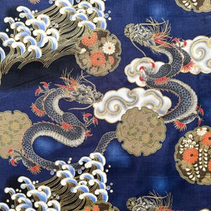 Auténtica tela japonesa de algodón - 110 cm de ancho, dragón y olas sobre azul marino / Tissu japonais coton dragon / Acolchado, kimono, costura imagen 1