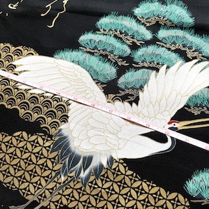 Algodón japonés – Dragón, grullas y pinos sobre fondo negro con detalles dorados / Acolchado, patchwork, costura / Tissu japonais coton noir imagen 5