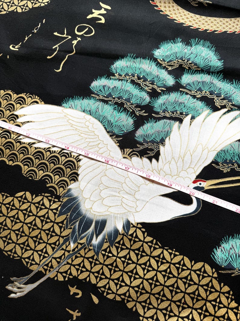 Algodón japonés – Dragón, grullas y pinos sobre fondo negro con detalles dorados / Acolchado, patchwork, costura / Tissu japonais coton noir imagen 5