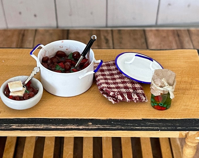 Five piece Chili Set Includes One Pot of Chili W/ladle, Lid for Pot