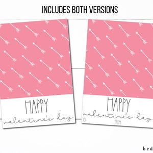 Puede incluir: Dos tarjetas de San Valentín imprimibles con fondo rosa y patrón de flechas blancas. El texto en las tarjetas dice "Feliz Día de San Valentín" con una tarjeta que dice "Para" y la otra que dice "De".