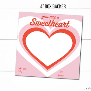Può includere: Un retro di scatola rosa e bianco da 4 pollici con un cuore rosso e il testo "you are a Sweetheart". Il retro della scatola include anche il testo "NET WT. 32g", "lo:" e "from:".
