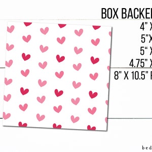 Puede incluir: Una hoja de papel blanco con un patrón de corazones rosas y rojos. El papel está disponible en varios tamaños, incluyendo 4x4 pulgadas, 5x5 pulgadas, 5x6 pulgadas, 4.75x6.75 pulgadas y una hoja completa de 8x10.5 pulgadas. El texto "BOX BACKER BUNDLE" está en la parte superior de la imagen.