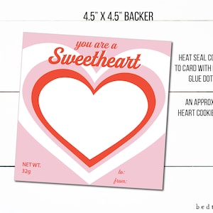 Puede incluir: Una tarjeta en forma de corazón rosa y roja con el texto "you are a Sweetheart" y un espacio para escribir "to:" y "from:". La tarjeta mide 4,5 pulgadas por 4,5 pulgadas y está diseñada para contener una galleta en forma de corazón de 3 pulgadas de ancho.
