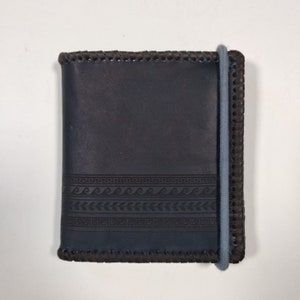 Cartera con Ala, color Azul marino y Marrón. PERSONALIZADA y realizada por encargo. Cartera artesanal única y genuina.