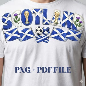 Può includere: T-shirt bianca con la scritta "SCOTLAND" in lettere cucite blu e bianche. Il design include bandiere scozzesi, palloni da calcio, un cardo e un trofeo d'oro. Il testo "PNG + PDF FILE" è stampato sotto.