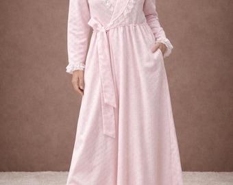 Vintage 80's Cottagecore Light Pink Lace & Pearl Trim Women's Nightgown, Size XS