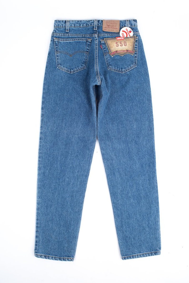 Może przedstawiać: Dżinsy z niebieskiego denimu z metką Levi's 550 Relaxed Fit na tylnej kieszeni.