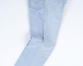 Może przedstawiać: Jasnoniebieskie dżinsy z brązową skórzaną naszywką z napisem "Levi's® Original  Quality Clothing  San Francisco, Calif.  90001  Made in U.S.A."