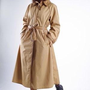 Louis Feraud Vintage Khaki Brown Trench Coat w/ Leather Details, Women's M imagem 2