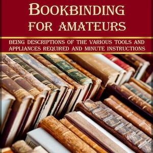 Op de afbeelding: Een close-up afbeelding van een stapel vintage boeken met versleten lederen omslagen. De titel "Boekbinden voor amateurs" wordt bovenaan de afbeelding weergegeven. De tekst onder de titel luidt "Beschrijvingen van de verschillende gereedschappen en apparaten die nodig zijn en gedetailleerde instructies."
