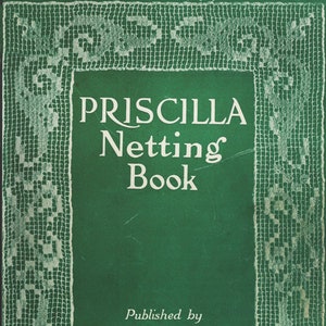 Puede incluir: Una cubierta de libro verde con un borde de encaje blanco. El título es "PRISCILLA Netting Book" y el editor es "The Priscilla Publishing Co. Boston. Mass."