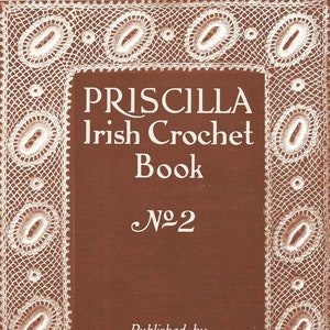Pode incluir: Uma capa de livro vintage com fundo marrom e acabamento em renda branca. O título é "PRISCILLA Irish Crochet Book No. 2" e o editor é "The Priscilla Publishing Co. Boston, Mass."