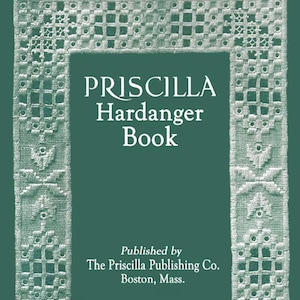 Puede incluir: Una cubierta de libro verde con el título "PRISCILLA Hardanger Book" y el texto "Published by The Priscilla Publishing Co. Boston, Mass."
