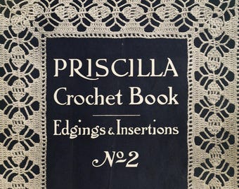 Puede incluir: Una portada de libro vintage con fondo negro y texto blanco. El título es "PRISCILLA Crochet Book Edgings & Insertions No. 2". La portada está decorada con un borde de crochet blanco.