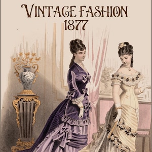 Pode incluir: Duas mulheres com moda vintage de 1877. A mulher à esquerda usa um vestido listrado roxo e branco com um grande laço na cintura. A mulher à direita usa um vestido amarelo e branco com padrão floral e um grande laço nas costas.