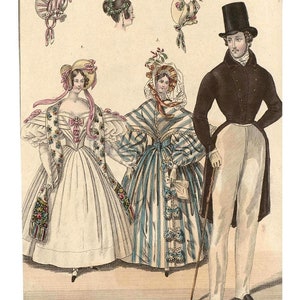 K&ouml;nnte beinhalten: Eine Vintage-Modeillustration, die drei Personen in Kleidung aus dem 19. Jahrhundert zeigt. Zwei Frauen tragen aufwendige Kleider und H&uuml;te, w&auml;hrend ein Mann einen Zylinder und einen dunklen Mantel tr&auml;gt. Die Illustration tr&auml;gt den Titel "Costumes du monde francais" und ist mit 1835 datiert.
