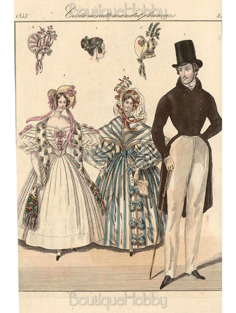 K&ouml;nnte beinhalten: Eine Vintage-Modeillustration, die drei Personen in Kleidung aus dem 19. Jahrhundert zeigt. Zwei Frauen tragen aufwendige Kleider und H&uuml;te, w&auml;hrend ein Mann einen Zylinder und einen dunklen Mantel tr&auml;gt. Die Illustration tr&auml;gt den Titel "Costumes du monde francais" und ist mit 1835 datiert.
