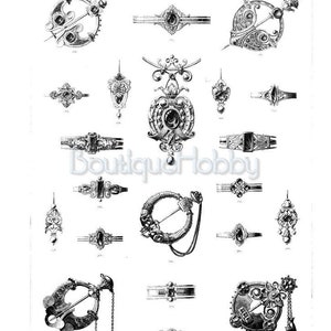Op de afbeelding: Een verzameling van 15 antieke broches, spelden en ringen met ingewikkelde ontwerpen. De sieraden hebben verschillende vormen, waaronder cirkels, ovalen en vierkanten. Sommige stukken zijn versierd met edelstenen, terwijl andere eenvoudig zijn.