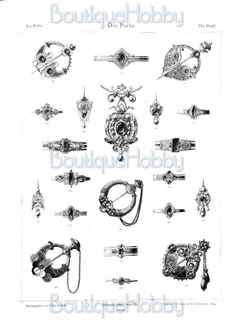Op de afbeelding: Een verzameling van 15 antieke broches, spelden en ringen met ingewikkelde ontwerpen. De sieraden hebben verschillende vormen, waaronder cirkels, ovalen en vierkanten. Sommige stukken zijn versierd met edelstenen, terwijl andere eenvoudig zijn.