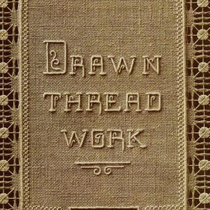 Peut inclure: Gros plan sur un tissu beige avec les mots "Drawn Thread Work" brodés en fil brun.