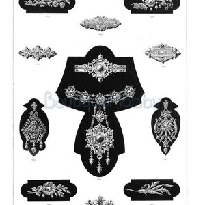 Pu&ograve; includere: Un'illustrazione in bianco e nero di vari gioielli, tra cui spille, collane e orecchini. I gioielli sono decorati e presentano disegni intricati. L'immagine &egrave; tratta da una rivista vintage e include il testo "La Perle. Die Perle. The Pearl."