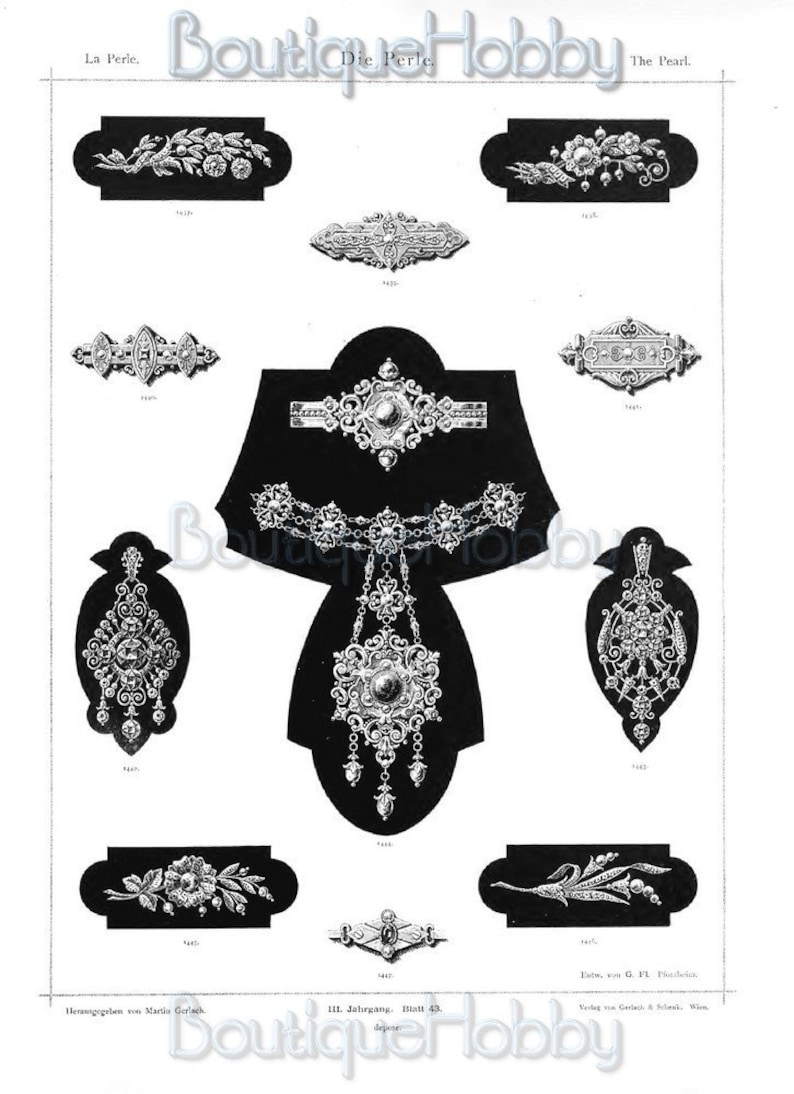 Pu&ograve; includere: Un'illustrazione in bianco e nero di vari gioielli, tra cui spille, collane e orecchini. I gioielli sono decorati e presentano disegni intricati. L'immagine &egrave; tratta da una rivista vintage e include il testo "La Perle. Die Perle. The Pearl."