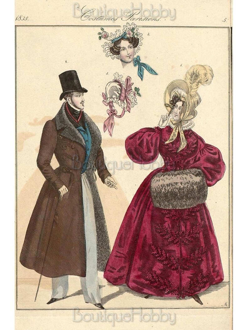 K&ouml;nnte beinhalten: Eine Illustration eines Paares in der Mode des 19. Jahrhunderts. Die Frau tr&auml;gt ein rotes Kleid mit Pelzbesatz und einen gro&szlig;en Hut mit Feder. Der Mann tr&auml;gt einen braunen Mantel mit Pelzkragen und einen Zylinder. Das Bild stammt aus einer Modezeitschrift und enth&auml;lt den Text "Costumes Parisiens."