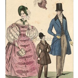 K&ouml;nnte beinhalten: Eine Vintage-Illustration von drei Personen in Pariser Mode des 19. Jahrhunderts. Eine Frau tr&auml;gt ein rosa Kleid mit Spitzen&auml;rmeln und einen gr&uuml;nen Hut, ein Mann ist in einem blauen Mantel und einem Zylinderhut gekleidet, und ein Kind tr&auml;gt einen braunen Mantel und einen schwarzen Hut. Die Illustration tr&auml;gt den Titel "Costumes Parisiens" und ist mit 1835 datiert.