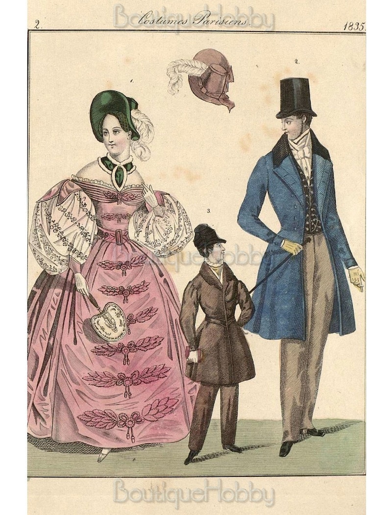 K&ouml;nnte beinhalten: Eine Vintage-Illustration von drei Personen in Pariser Mode des 19. Jahrhunderts. Eine Frau tr&auml;gt ein rosa Kleid mit Spitzen&auml;rmeln und einen gr&uuml;nen Hut, ein Mann ist in einem blauen Mantel und einem Zylinderhut gekleidet, und ein Kind tr&auml;gt einen braunen Mantel und einen schwarzen Hut. Die Illustration tr&auml;gt den Titel "Costumes Parisiens" und ist mit 1835 datiert.