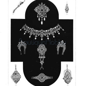 Pu&ograve; includere: Un'illustrazione in bianco e nero di un set di gioielli di perle. Il set comprende una collana, orecchini, una spilla, un braccialetto e un ciondolo. I gioielli sono decorati con disegni intricati e perle.