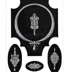 Pu&ograve; includere: Un'illustrazione in bianco e nero di una collana di perle e vari gioielli. La collana &egrave; un cerchio con un ciondolo al centro. Il ciondolo &egrave; di forma rettangolare con una perla a goccia. Gli altri pezzi sono una spilla, un ciondolo e un paio di orecchini. Il testo "La Perle", "Die Perle" e "The Pearl" &egrave; visibile nella parte superiore dell'immagine.