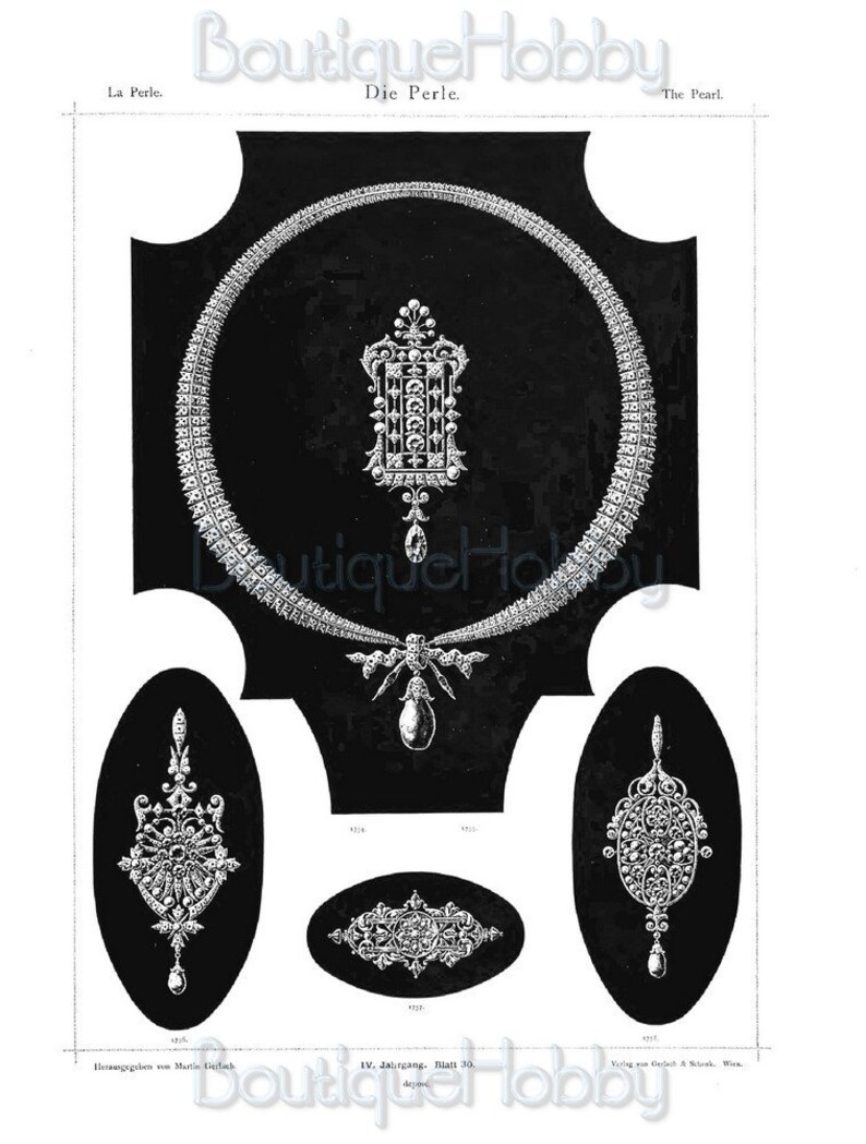 Pu&ograve; includere: Un'illustrazione in bianco e nero di una collana di perle e vari gioielli. La collana &egrave; un cerchio con un ciondolo al centro. Il ciondolo &egrave; di forma rettangolare con una perla a goccia. Gli altri pezzi sono una spilla, un ciondolo e un paio di orecchini. Il testo "La Perle", "Die Perle" e "The Pearl" &egrave; visibile nella parte superiore dell'immagine.