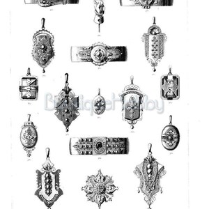 Op de afbeelding: Een zwart-witte illustratie van verschillende antieke sieradenontwerpen, waaronder hangers, armbanden en broches. De ontwerpen zijn voorzien van ingewikkelde details en bloemmotieven.