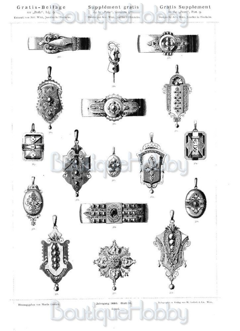 Op de afbeelding: Een zwart-witte illustratie van verschillende antieke sieradenontwerpen, waaronder hangers, armbanden en broches. De ontwerpen zijn voorzien van ingewikkelde details en bloemmotieven.