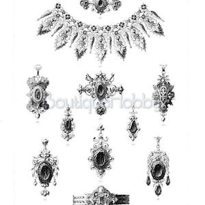 Op de afbeelding: Een zwart-witte illustratie van een ketting, broche en oorbellen. De sieraden zijn versierd en hebben ingewikkelde ontwerpen. De afbeelding is afkomstig uit een vintage publicatie getiteld "La Perle" en "Die Perle".