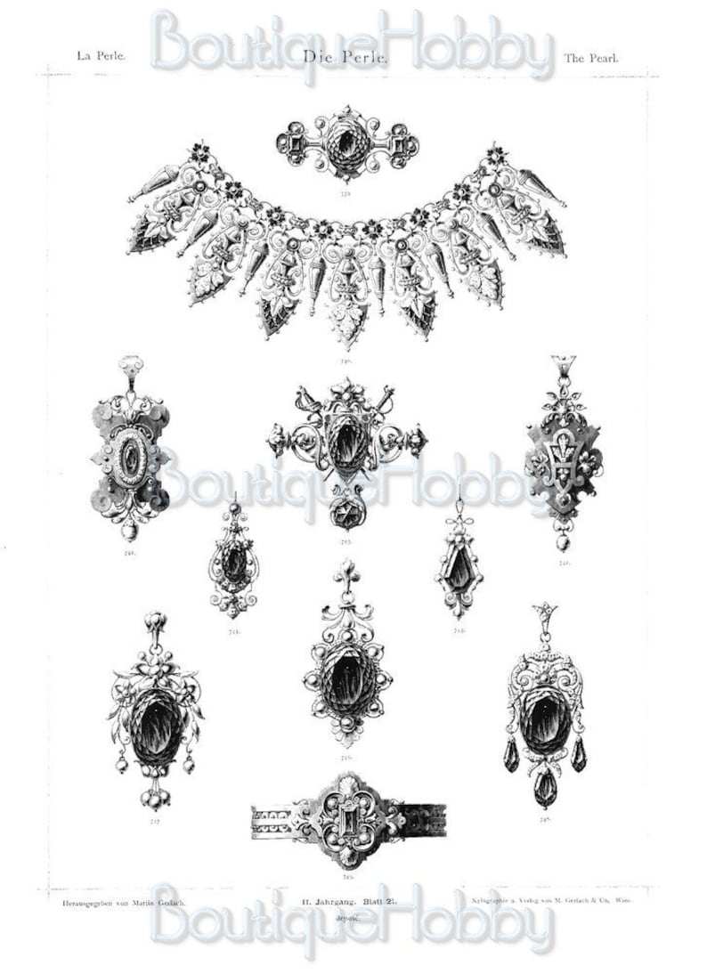 Op de afbeelding: Een zwart-witte illustratie van een ketting, broche en oorbellen. De sieraden zijn versierd en hebben ingewikkelde ontwerpen. De afbeelding is afkomstig uit een vintage publicatie getiteld "La Perle" en "Die Perle".