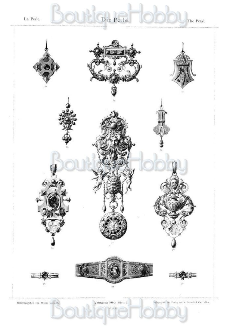 Op de afbeelding: Een zwart-witte illustratie van verschillende antieke sieraden, waaronder hangers, broches en een gesp. De afbeelding is afkomstig uit een vintage publicatie getiteld "La Perle" en "Die Perle" uit 1880.