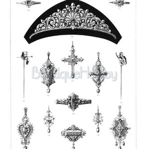 Op de afbeelding: Een zwart-witte illustratie van een verzameling antieke juwelen, waaronder een tiara, een kruispendanten, een broche en oorbellen. De juwelen zijn versierd met ingewikkelde details en edelstenen. De afbeelding is afkomstig uit een vintage tijdschrift en bevat de tekst "La Perle, Die Perle, The Pearl".