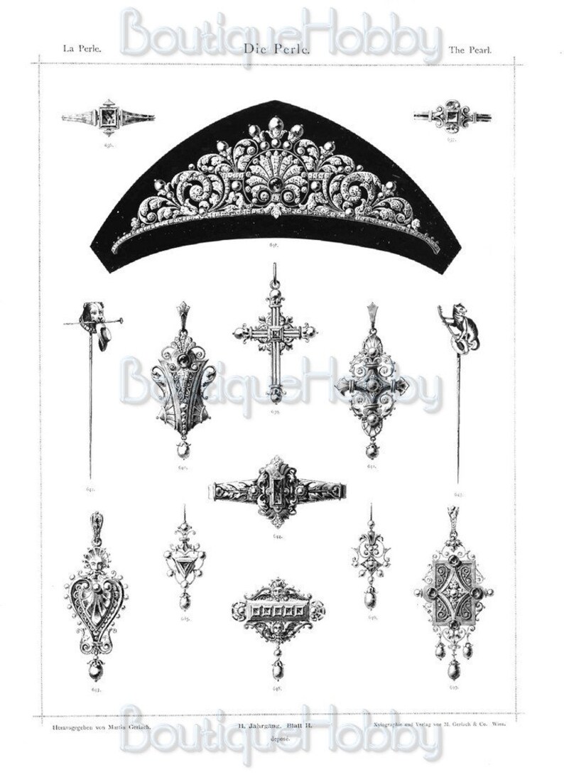 Op de afbeelding: Een zwart-witte illustratie van een verzameling antieke juwelen, waaronder een tiara, een kruispendanten, een broche en oorbellen. De juwelen zijn versierd met ingewikkelde details en edelstenen. De afbeelding is afkomstig uit een vintage tijdschrift en bevat de tekst "La Perle, Die Perle, The Pearl".