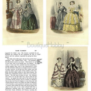Może przedstawiać: Trzy ilustracje kobiet w r&oacute;żnych stylach mody z lat 1850. Pierwsze zdjęcie przedstawia dwie kobiety w pokoju z lustrem i stołem. Drugie zdjęcie przedstawia dwie kobiety w pokoju z kominkiem. Trzecie zdjęcie przedstawia dwie kobiety w pokoju z lustrem i krzesłem. Tekst na stronie brzmi "Dame Fashion" i omawia trend mody Bloomer.