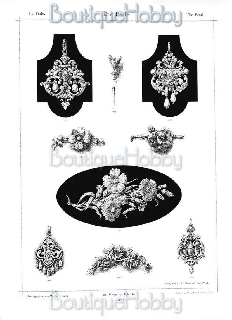 Pu&ograve; includere: Una collezione di gioielli vintage, tra cui ciondoli, spille e orecchini. I gioielli sono realizzati in argento e presentano dettagli intricati e motivi floreali.